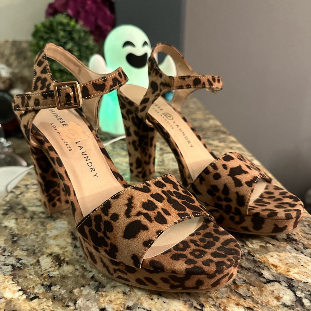 Chines Laundry Cheetah heels sz 9